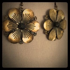 VINTAGE Brass & black flower earrings